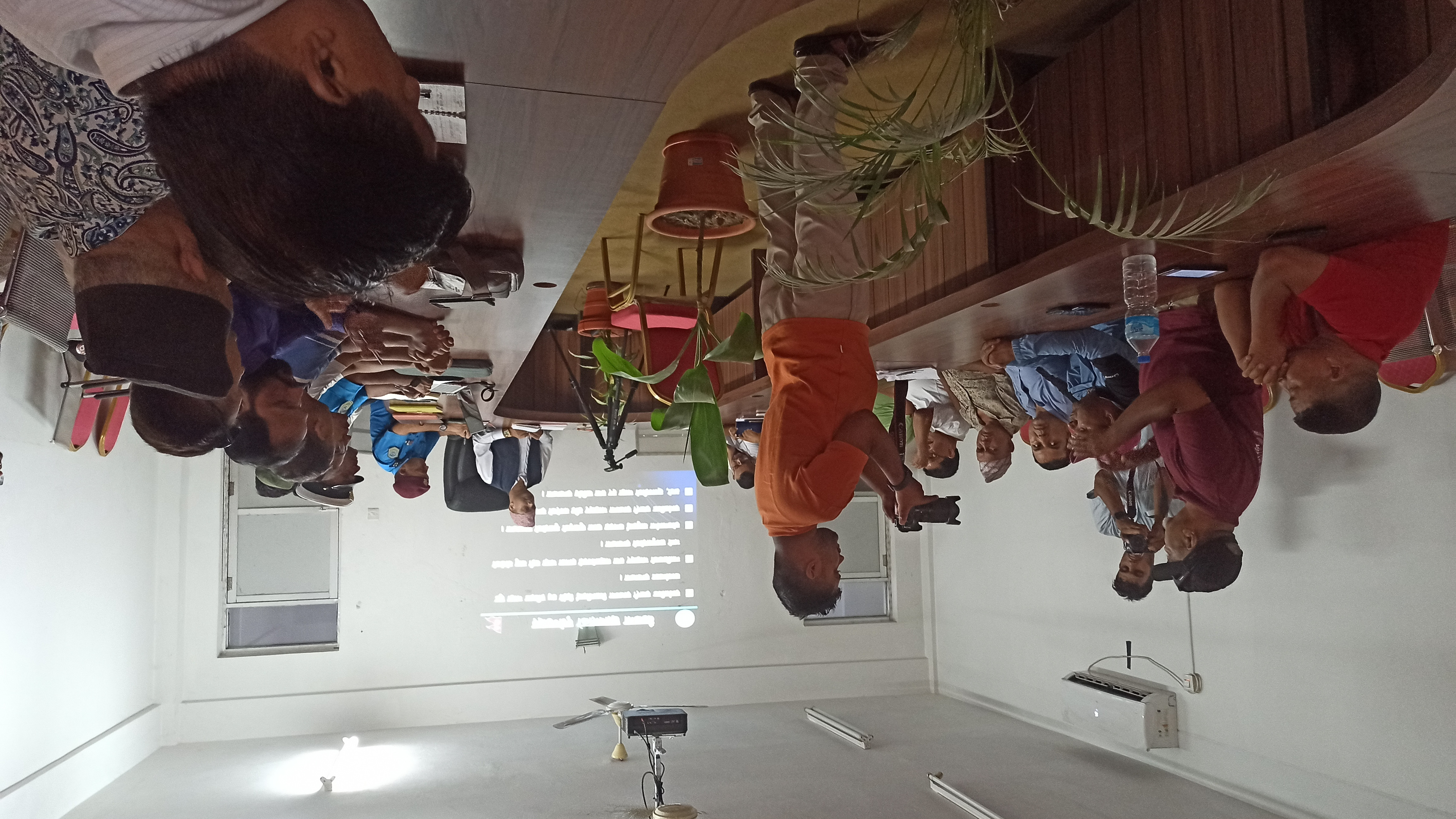 आज मिति २०८१ आषाढ १७ गते प्रमुख जिल्ला अधिकारी श्री इन्द्रदेव यादवज्यूको अध्यक्षतामा जिल्लास्थित यातायात व्यवसायीहरु र सम्बन्धित सरोकारवालाहरुसँगको यातायात क्षेत्रलाई सभ्य र मर्यादित बनाउने सन्दर्भमा बसेको समन्वयात्मक वैठक